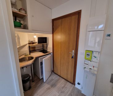 chambre meublée avec coin cuisine, douche et wc. - Photo 2