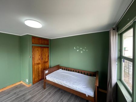 NEW WINDSOR, 4 BEDROOMS - Photo 2