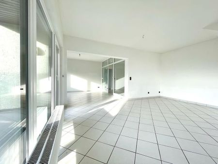 Lichtdurchflutet mit herrlichem Fernblick - zeitlose 3-4 Zimmer-Wohnung in kleinem Wohnhaus - Photo 3