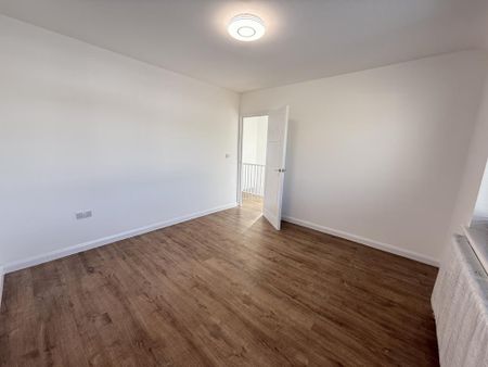 3 bedroom end of terrace house to rent - Photo 2