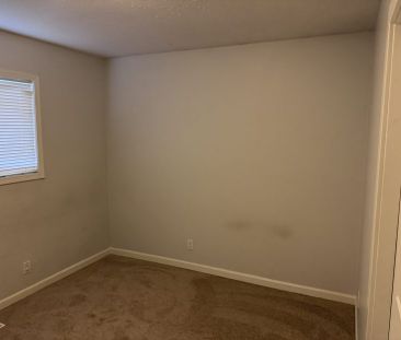 FREE RENT! Pet Friendly 3 bedroom in Four-Plex with Storage - Photo 3