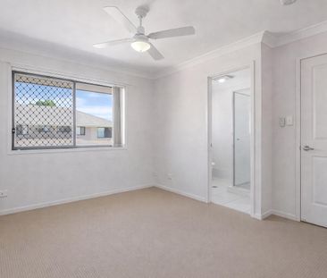 Spacious 3-Bedroom Townhouse with Extra Driveway Parking & Air-Cond... - Photo 3