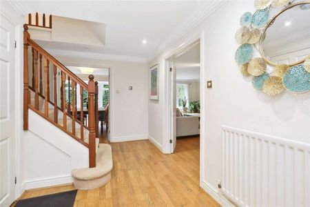 Well presented detached family home in a secluded cul-de-sac location. - Photo 4