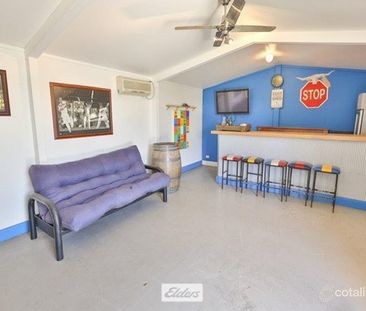 Spacious 3 Bedroom Home With Bonus Games Room - Photo 4