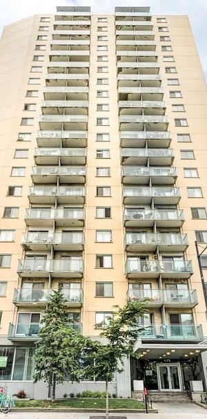 1 Bdrm Available At 135 East Sherbrooke Street, Montreal - 135 East Sherbrooke Street, Montréal - Photo 1