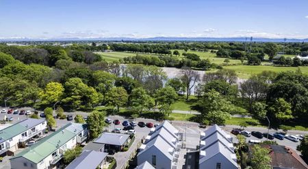 Townhouse next to Hagley Park - Photo 5