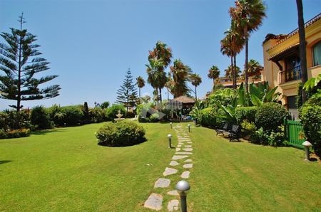 Stunning modern apartment with sea views in Puerto Banus - Photo 2