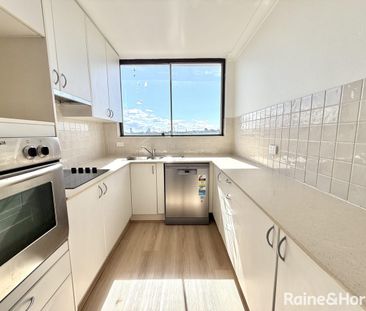 Spacious 2 Bedroom Apartment - Photo 2