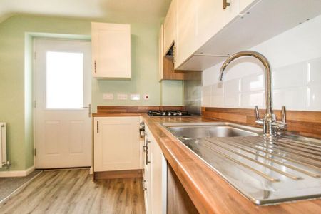 2 bedroom end of terrace house to rent - Photo 5