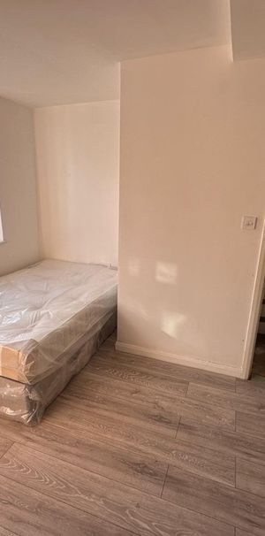 Studio Flat, Village Way East, HA2 - Photo 1