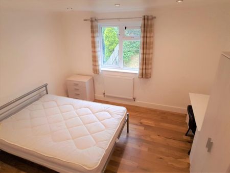 3 bedroom flat to rent - Photo 2