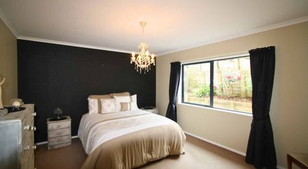 Immaculate 3 Bedroom Townhouse - Photo 3