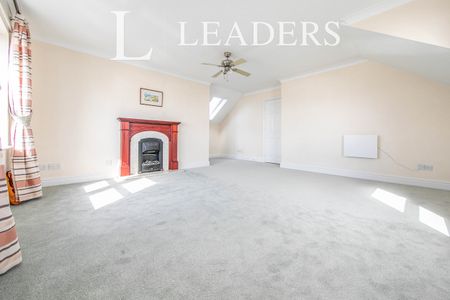 2 bedroom apartment to rent Undercliff Road East, Felixstowe, IP11 - Photo 2