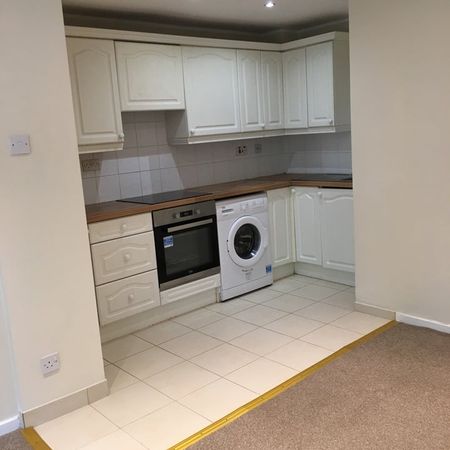 2 Bed Flat, Low Lane, LS18 - Photo 3