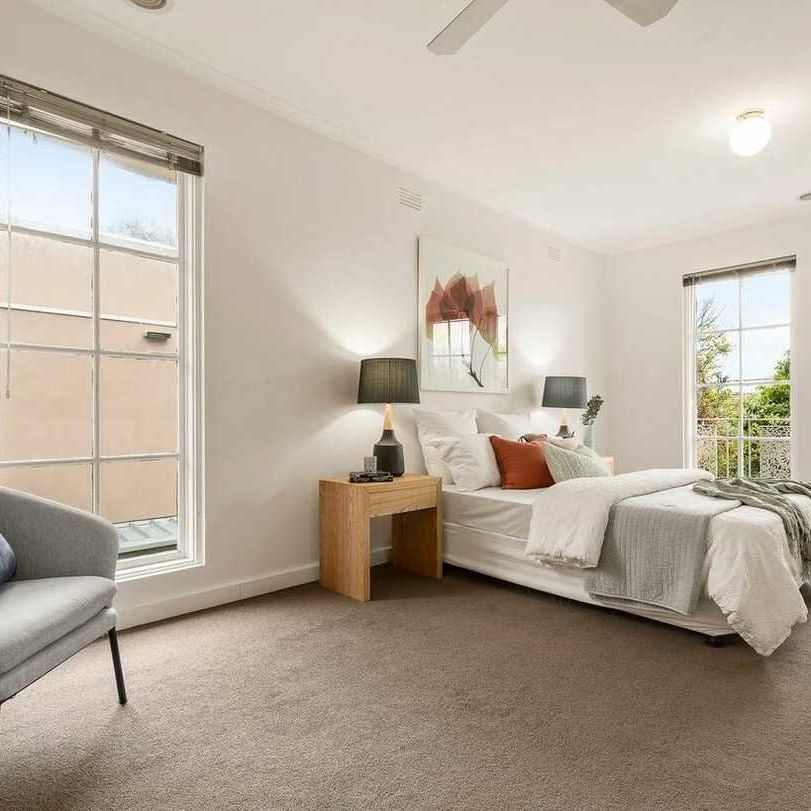THREE BEDROOM DOUBLE STOREY TOWNHOUSE- COASTAL LIVING NEAR BRIGHTON BEACH - Photo 1