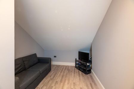 4 bedroom semi-detached house to rent - Photo 4