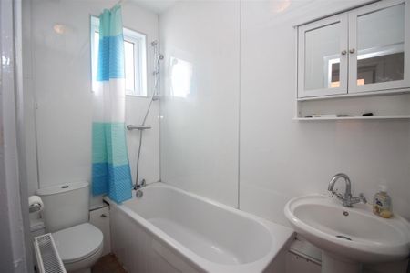 2 bedroom Detached house to rent in Hyde Terrace, South Gosforth, Newcastle upon Tyne - Photo 4