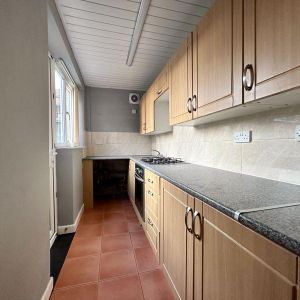 2 bedroom semi-detached house to rent - Photo 2