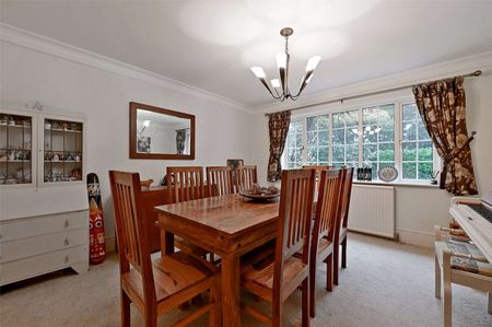 An elegant and spacious family home with exceptional leisure facilities, set within beautiful mature grounds. - Photo 5