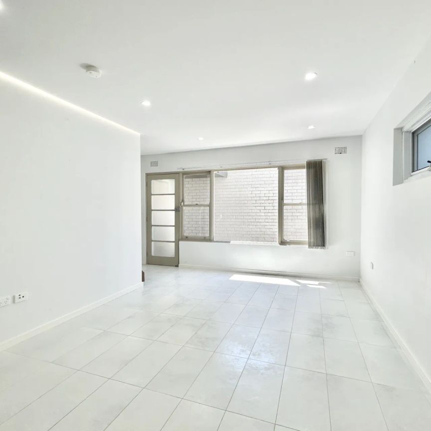 Townhouse-style Apartment with split level. - Photo 1