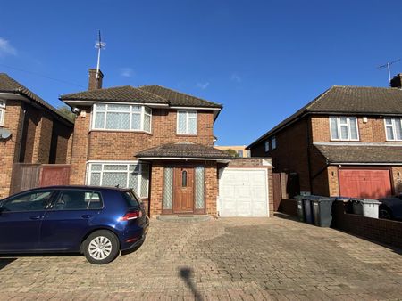 3 bed house to rent in Hartland Drive, Edgware, HA8 - Photo 4