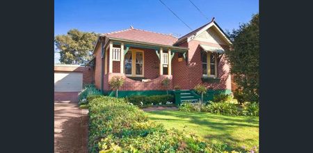 UNIQUE FAMILY HOME CLOSE TO EASTWOOD PUBLIC SCHOOL - Photo 5