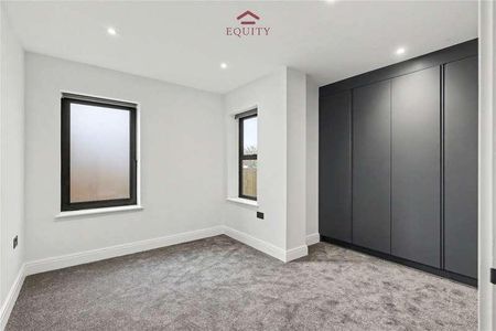 Bullsmoor Lane, Enfield, EN3 - Photo 3