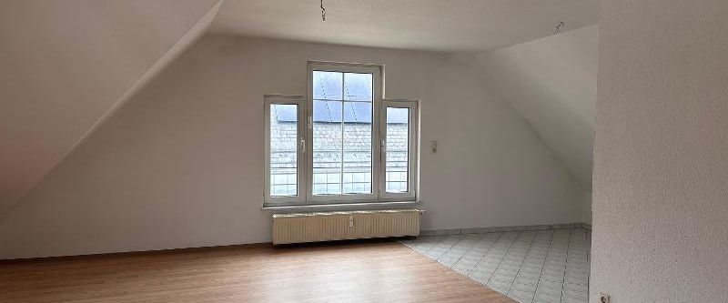 Licht & Raum unterm Dach – charmante 2-Raum-Wohnung mit offener Küche in Glauchau - Foto 1