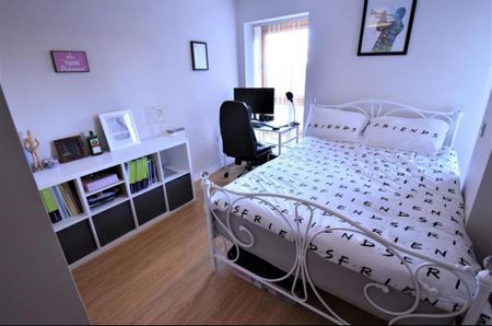 2 bedroom flat to rent - Photo 2