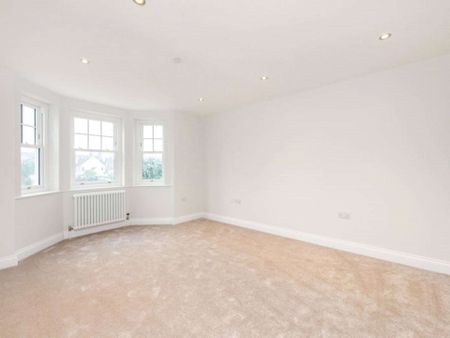 Five bedroom semi detached family home in excellent condition throughout, in a sought after central location. - Photo 4