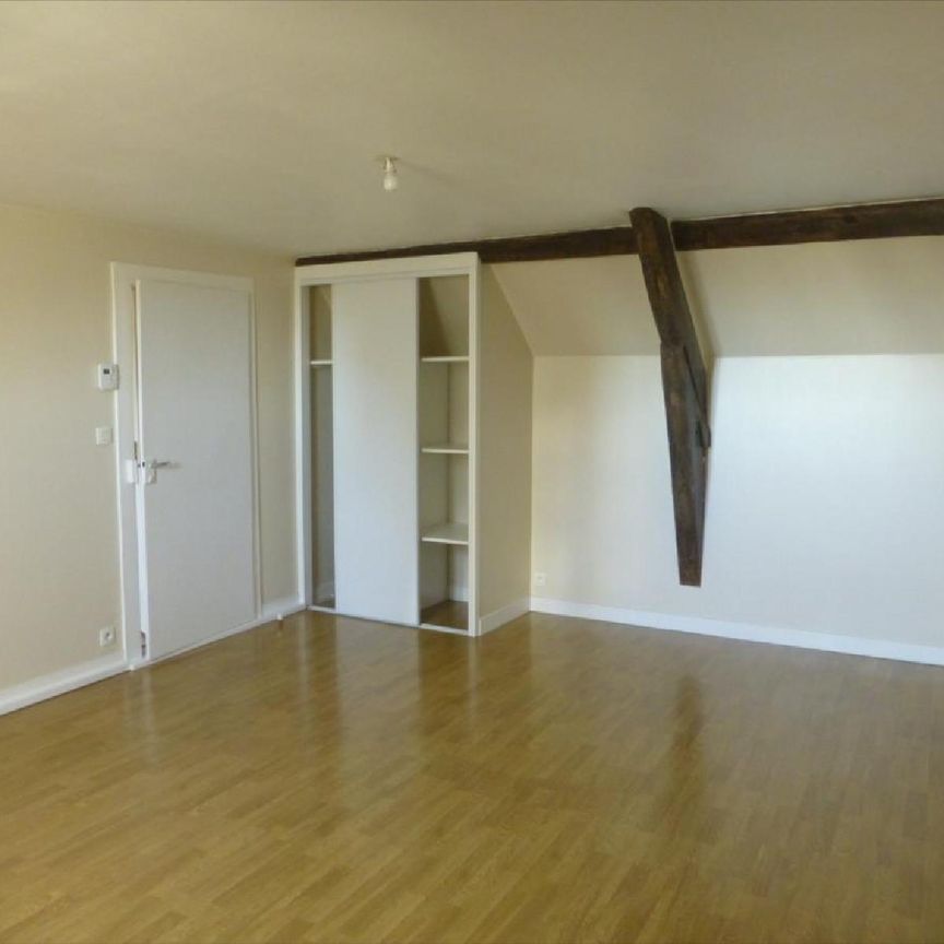 Pour visiter, appeler le 02.23.55.91.17 VITRE, Centre Ville, ce T1 situé au 3° étage comprenan... - Photo 1