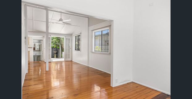 Freshly Updated Home with Outdoor Living & Low-Maintenance Appeal. 400 metres to the water front. Contact JULIE SYKES 0438 050 110 - Photo 1