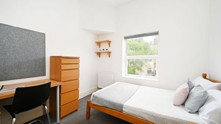 4 bedroom terraced house to rent - Photo 3