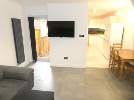 6 bedroom semi-detached house to rent - Photo 3