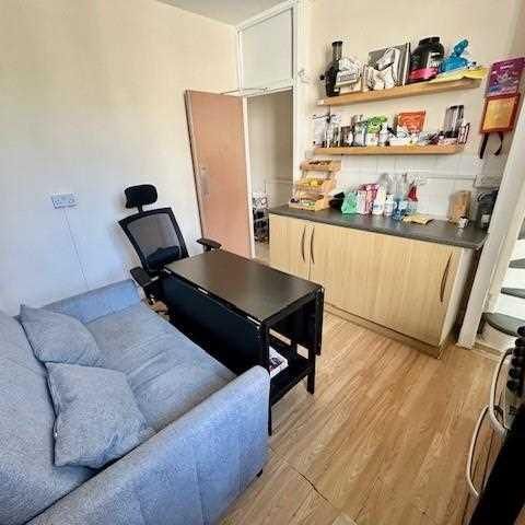 1 bedroom in a house share to rent - Photo 1
