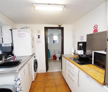 1 bedroom in a house share to rent - Photo 3