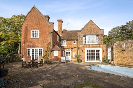 Stunning 18th Century Grade II lister manor house in Old Knebworth set in approximately 9 acres with outdoor pool - Photo 4