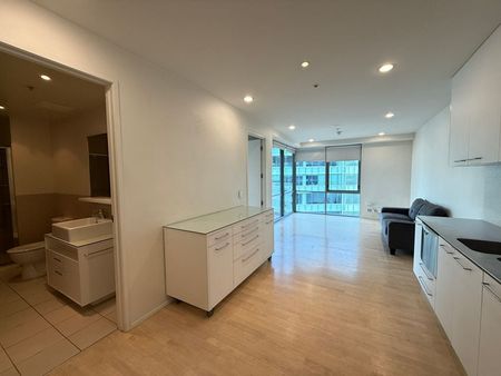 Spacious 1-Bedroom with Stunning Harbour Views - Photo 4