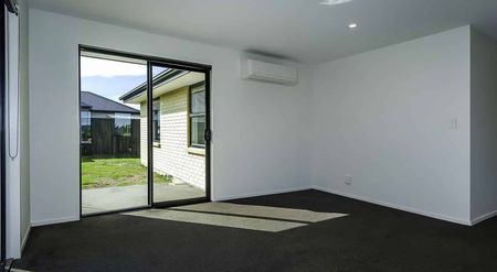 Modern 4-Bedroom Home Opposite Reserve in Lincoln - Photo 4