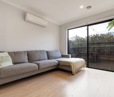A Stylish Family Haven in the Heart of Craigieburn - Photo 1