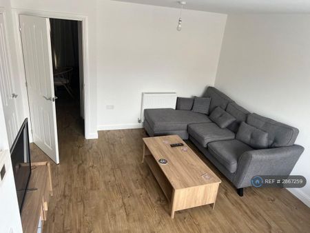 1 bedroom in a house share to rent - Photo 2