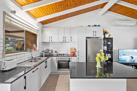 “3BDRM HOUSE IN THE HEART OF HILLCREST!” - Photo 2