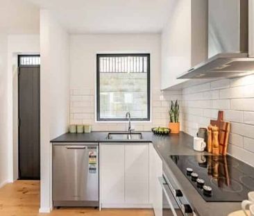 Modern two bedroom town house - Photo 3