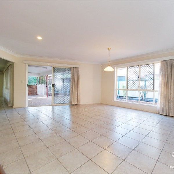 Big Beautiful 4 bedroom family house in most convenience location $750 pw available 3/10/2024 - Photo 1