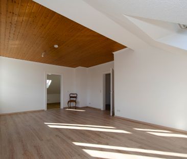 Elegante Dachgeschosswohnung im sanierten Altbau – ruhig und zentra... - Photo 1