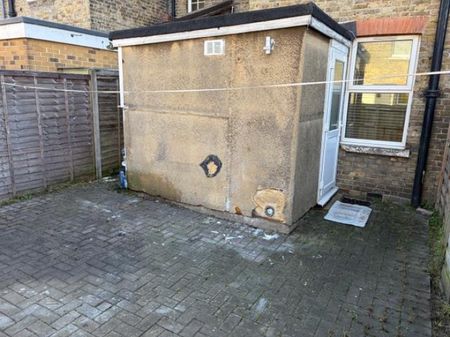 4 Bedroom House To Let - Photo 5