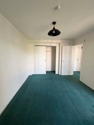 Sunny 2 bedroom apartment with dedicated car park - Photo 2