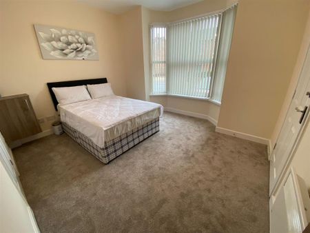 1 bedroom in a house share to rent - Photo 4