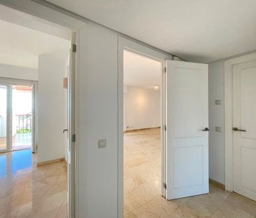 Elegante apartamento con terraza, piscina, vistas al mar, parking, ... - Photo 6