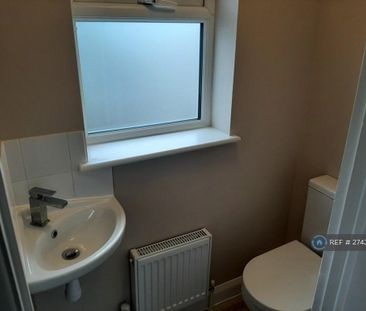 3 bedroom semi-detached house to rent - Photo 4